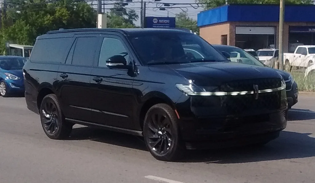 2025 Lincoln Navigator L (5th gen) - side / front 3/4 exterior, black