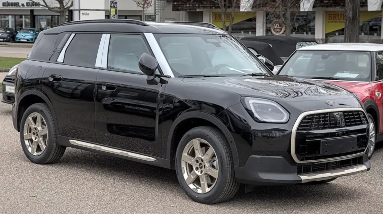 2025 MINI Countryman (3rd gen U25, 2025+ MY) - front 3/4, exterior (Countryman C)