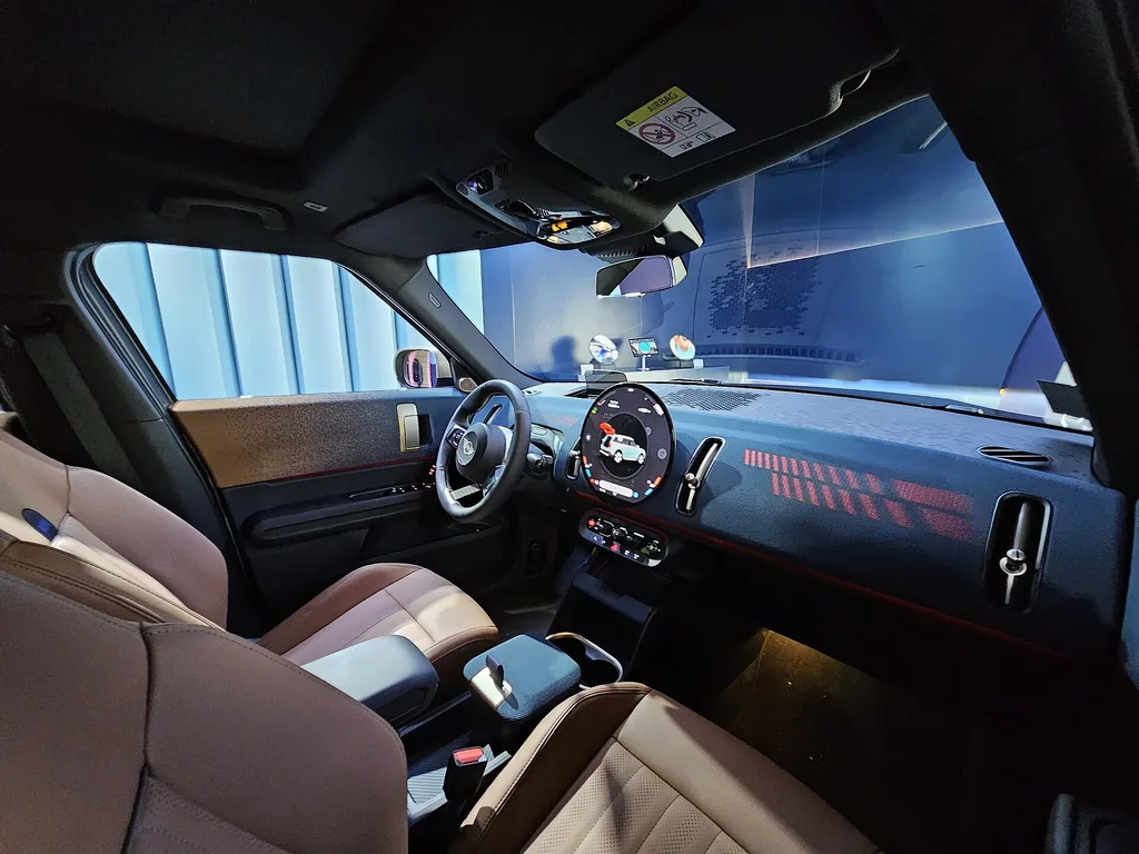 2025 MINI Countryman SE ALL4 (U25) - interior, round OLED display and front seats