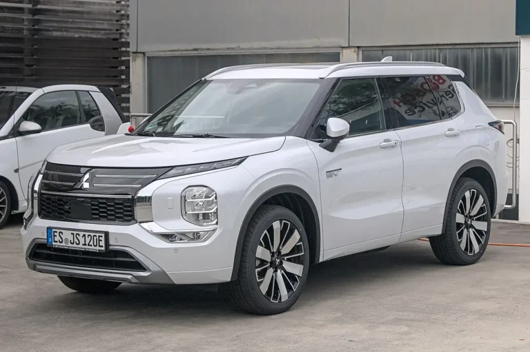 2025 Mitsubishi Outlander PHEV (4th gen, 2025 refresh) - front 3/4, exterior