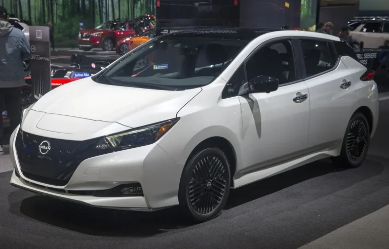 Nissan LEAF ZE1 facelift (US-spec, 2023+) - front 3/4, exterior, auto show