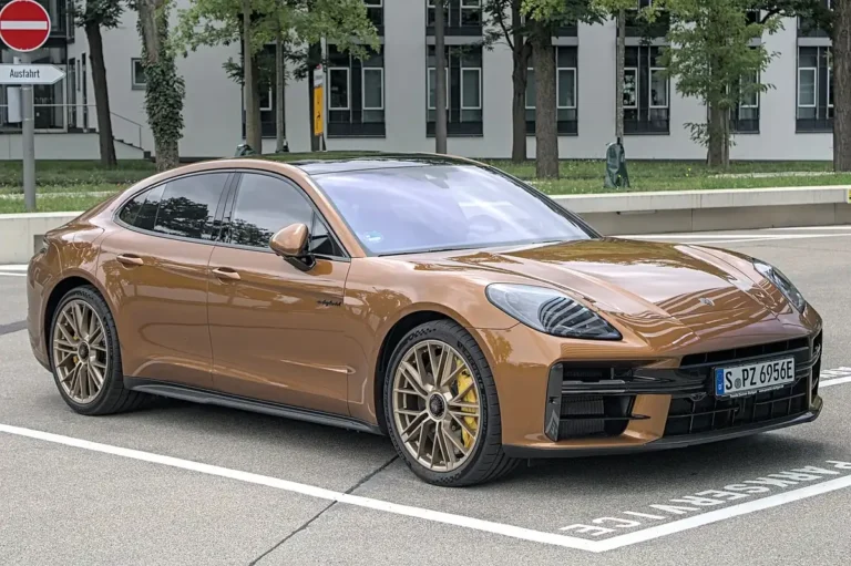 2025 Porsche Panamera (972) - front 3/4, exterior (3rd gen 972 Turbo E-Hybrid, 2024+)