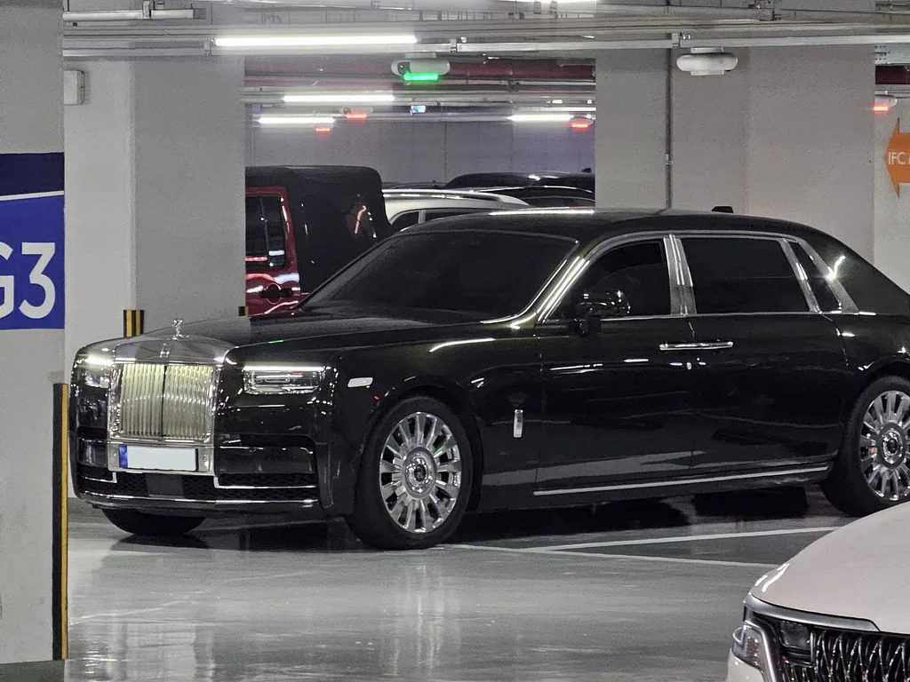 2025 Rolls-Royce Phantom - side profile exterior (Phantom VIII Series II EWB)