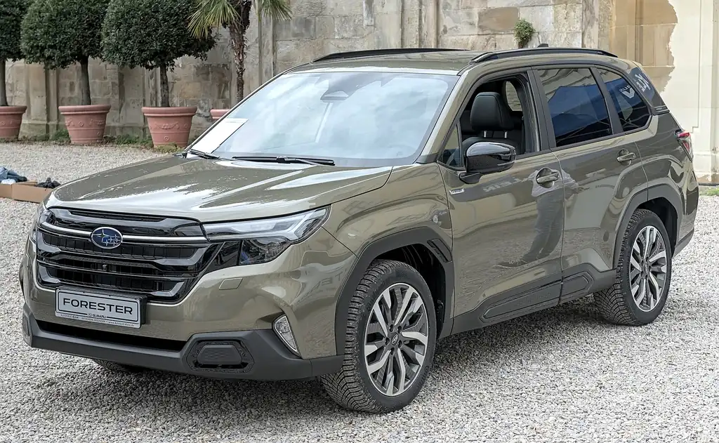 2025 Subaru Forester Hybrid - front 3/4 exterior, second angle (6th gen SL e-BOXER hybrid, Europe)