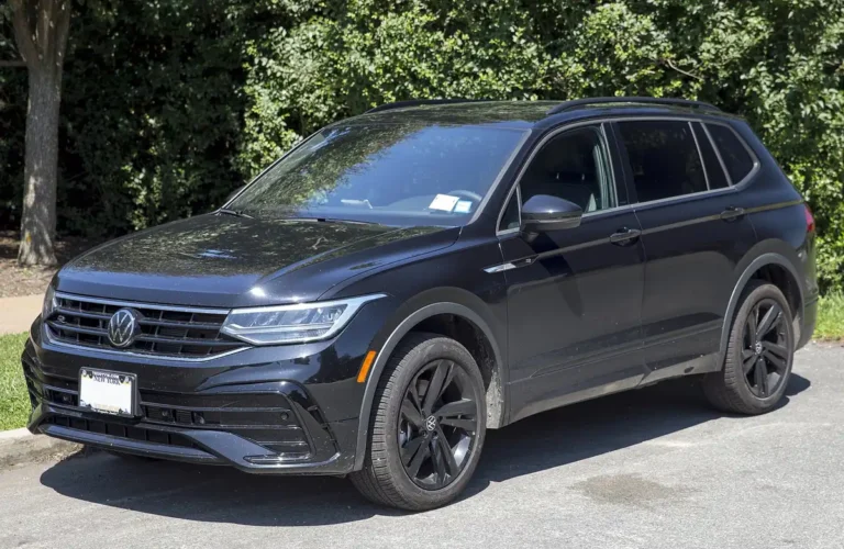 2025 Volkswagen Tiguan - front 3/4, exterior (2024 Tiguan SE R-Line Black, US-market 2nd gen facelift)
