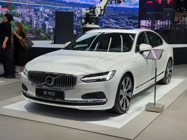 Volvo S90 T8 AWD Recharge (facelift) - front 3/4, exterior, auto show
