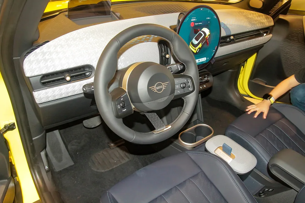 2026 Mini Cooper - interior / dashboard with round OLED display (J01)
