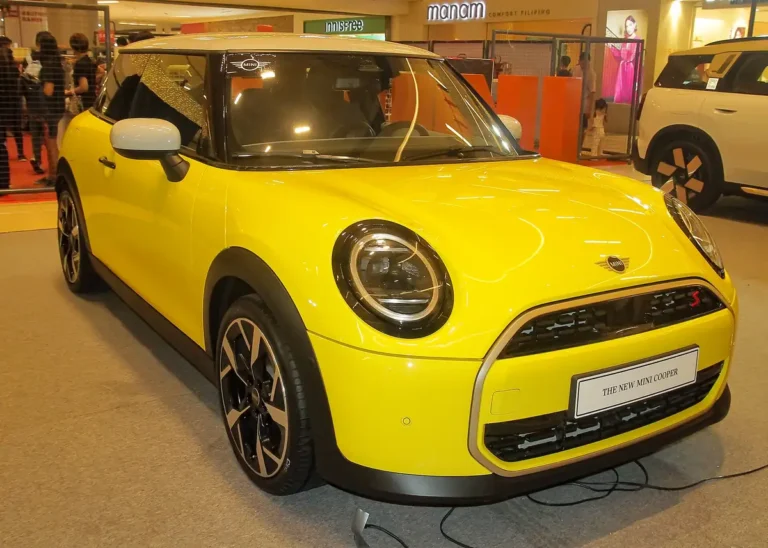 2026 Mini Cooper - front 3/4, exterior (J01 electric, 2025+ gen)