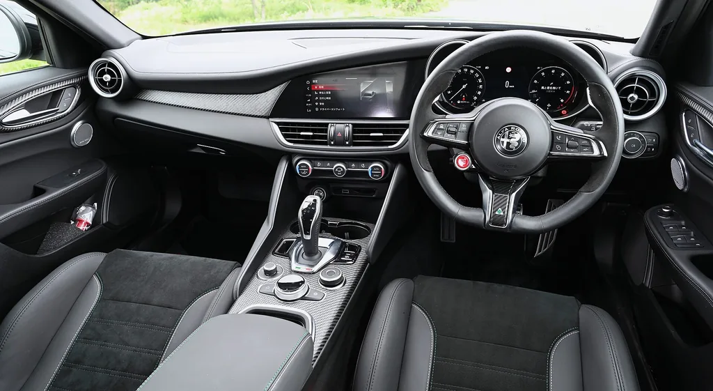 Alfa Romeo Giulia Quadrifoglio (952) - interior / dashboard (952, 2026 model year)