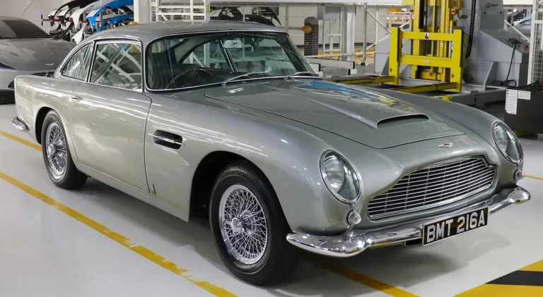 Aston Martin DB5 (1963-1965) - front 3/4, exterior (1964, Silver Birch)