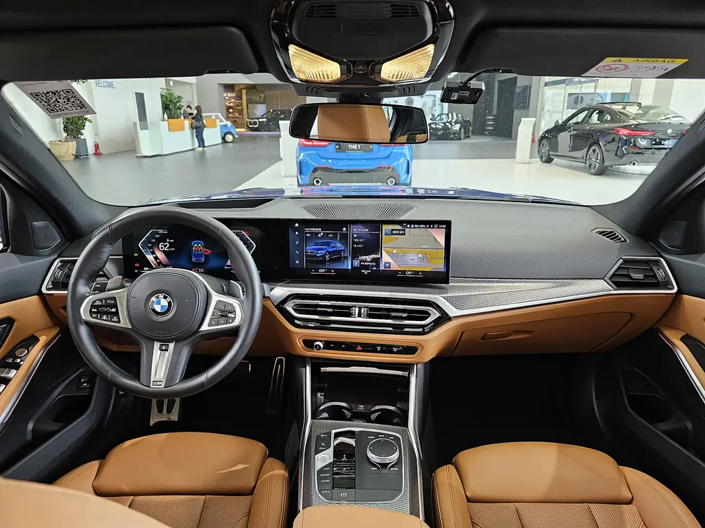 BMW 3 Series (G20 LCI) - curved display dashboard and Cognac seats