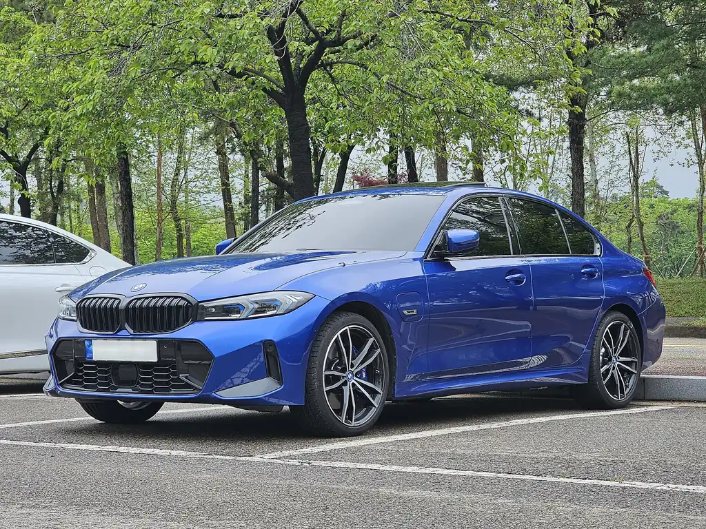 BMW 3 Series (G20 LCI) M Sport - front 3/4 exterior, Portimao Blue