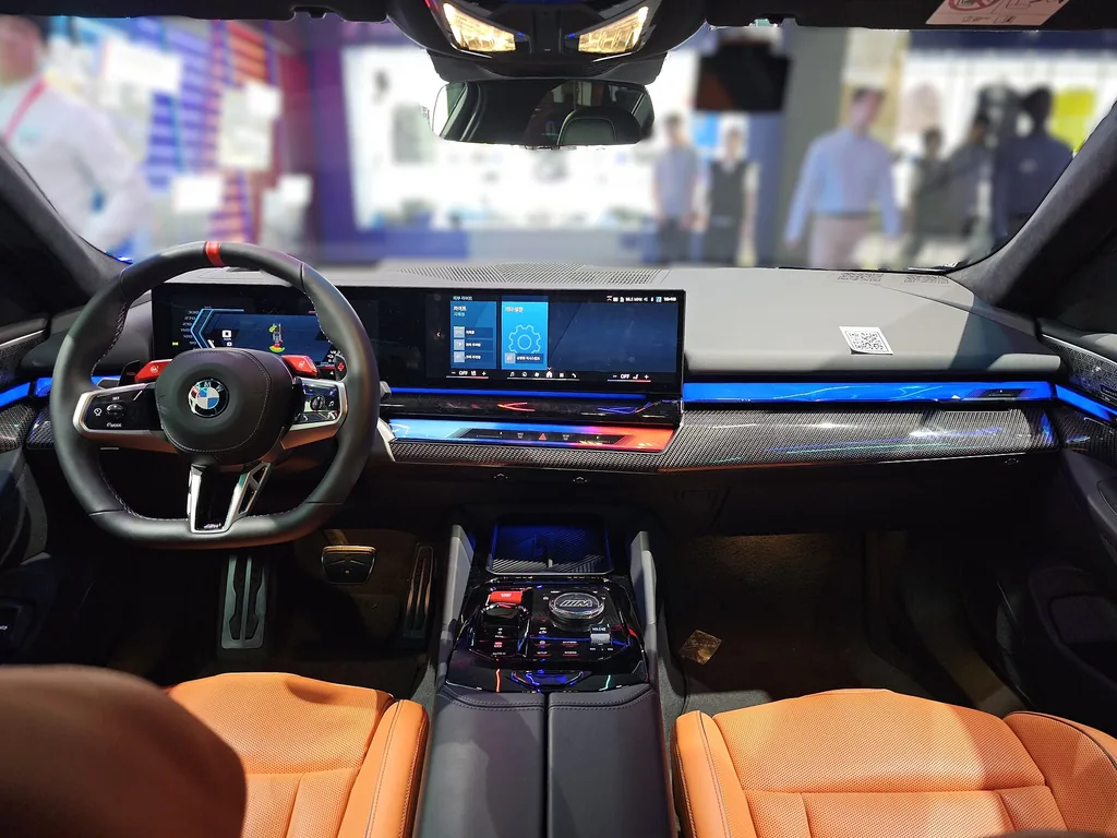BMW M5 First Edition (G90) - dashboard, curved display and Kyalami Orange seats