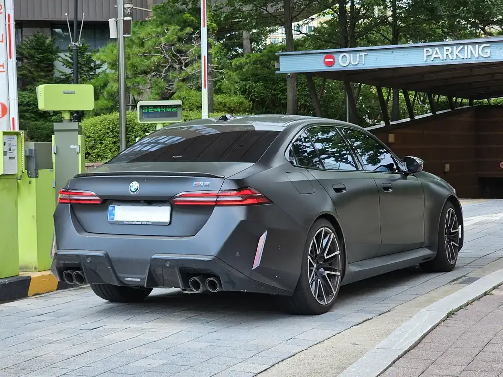 BMW M5 First Edition (G90) - rear 3/4 exterior