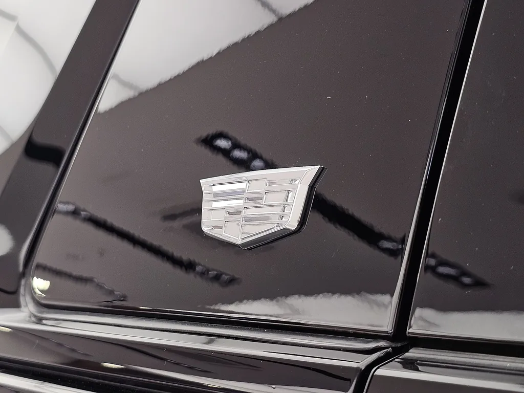 Cadillac Escalade ESV (2025 facelift) - detail - Cadillac crest badge
