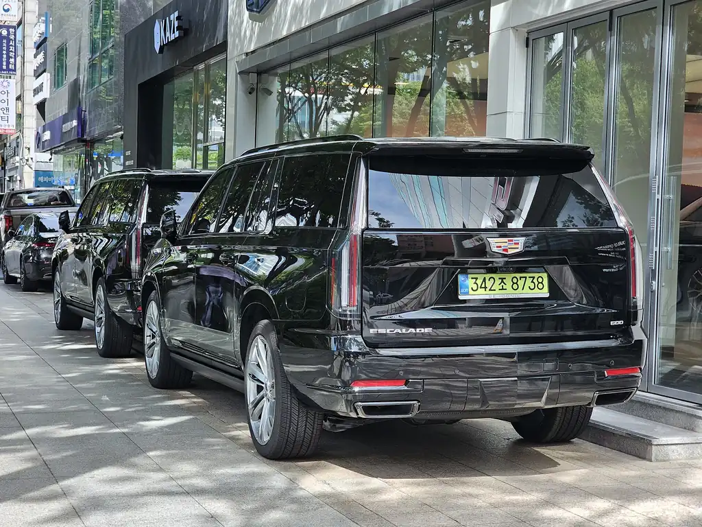 Cadillac Escalade ESV Sport Platinum (2025 facelift) - rear 3/4 exterior