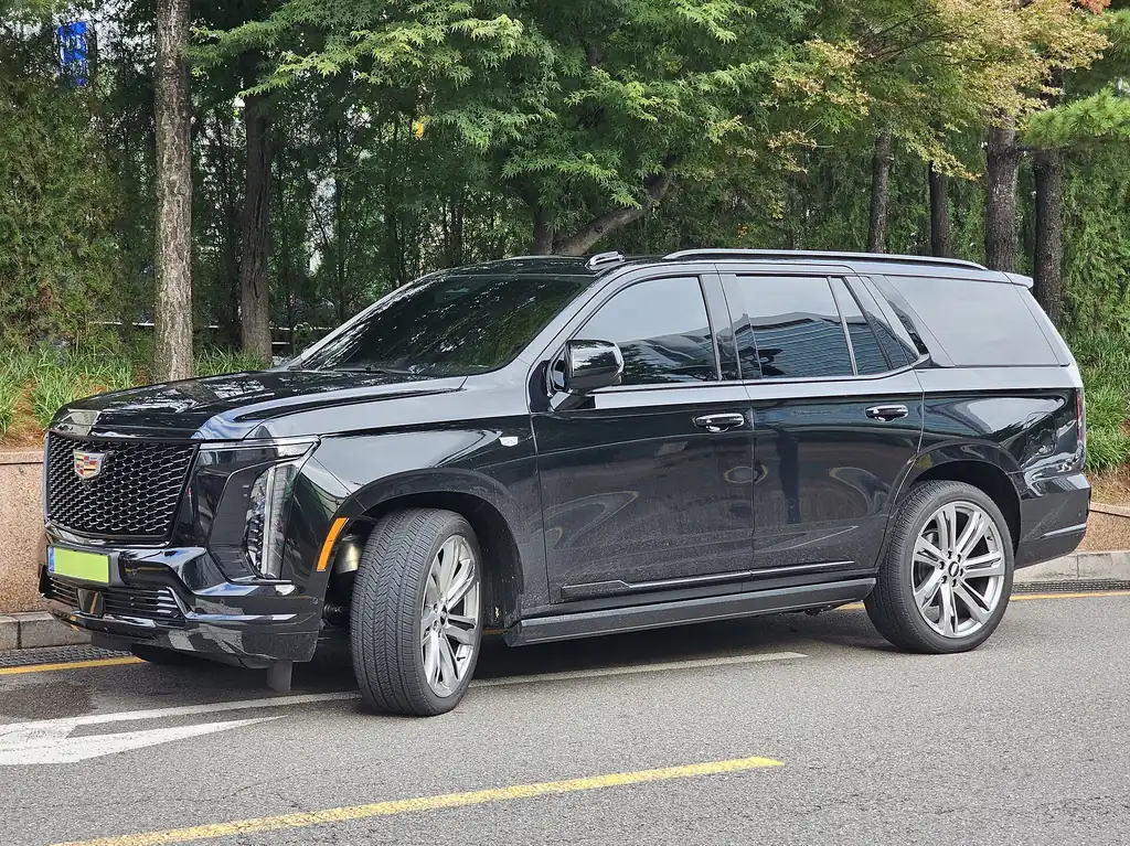 Cadillac Escalade Sport Platinum (2025 facelift) - side profile exterior