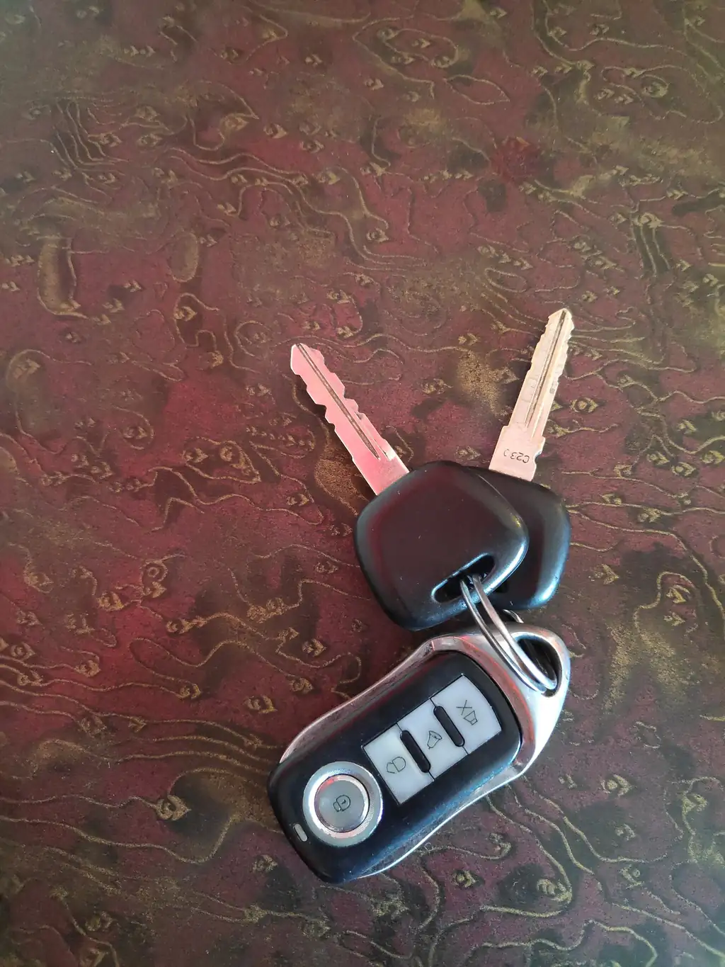 Set of car keys handed over at purchase (Wikimedia Commons, CC BY-SA 4.0)