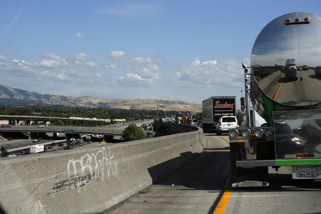 Traffic jam in San Jose, California (Wikimedia Commons, CC BY 2.0)