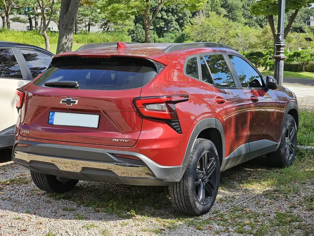 Chevrolet Trax ACTIV (2nd gen) - rear 3/4 exterior, red (plate blurred)