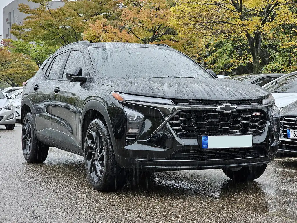 Chevrolet Trax RS (2nd gen) - front 3/4 exterior, black (RS black grille and wheels)
