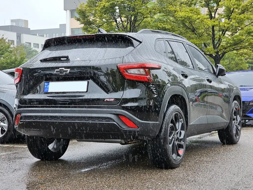 Chevrolet Trax RS (2nd gen) - rear 3/4 exterior, black (plate blurred)