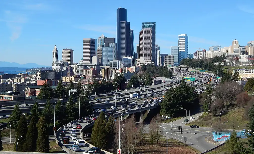 Seattle traffic seen from Rizal Park, Washington, a state with an estimated 19.1% uninsured rate (Wikimedia Commons, CC BY-SA 4.0)
