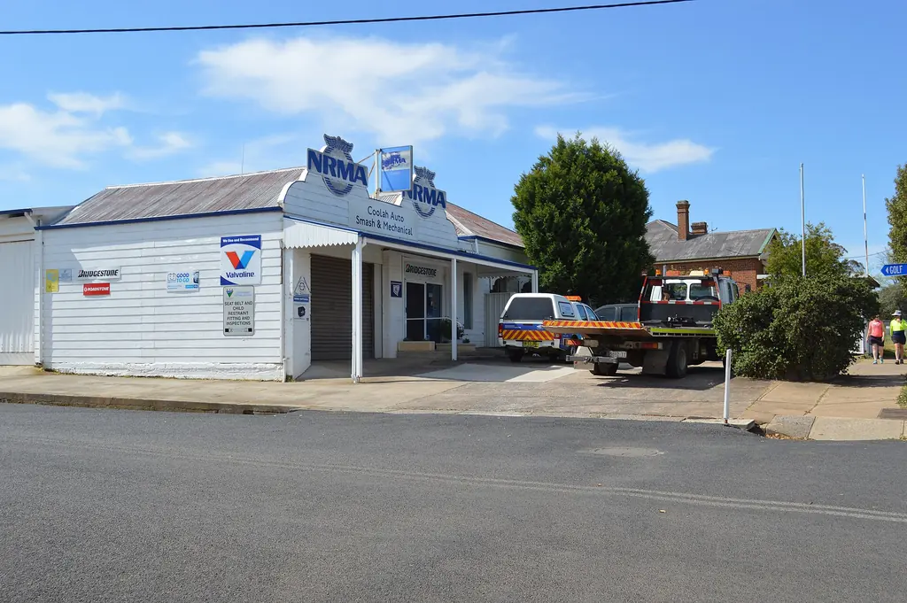 Auto body and mechanical repair shop where collision damage is fixed (Wikimedia Commons, CC BY 3.0)
