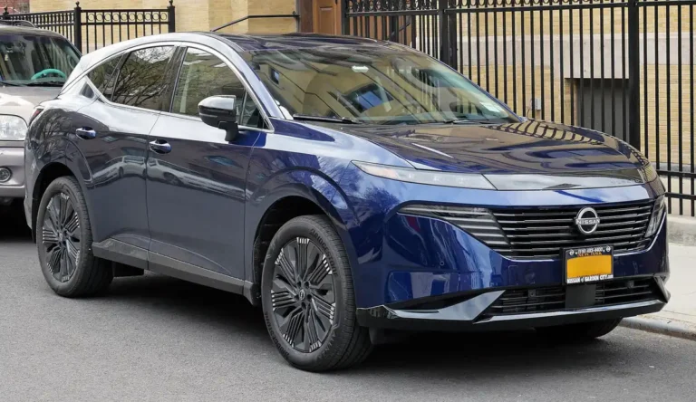 2025 Nissan Murano Platinum - front 3/4, exterior