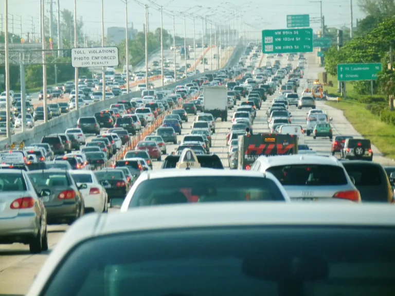 Rush-hour traffic on I-95 North in Miami, Florida, the state with the highest 2023 NAIC average auto insurance expenditure (CC0, Wikimedia Commons)