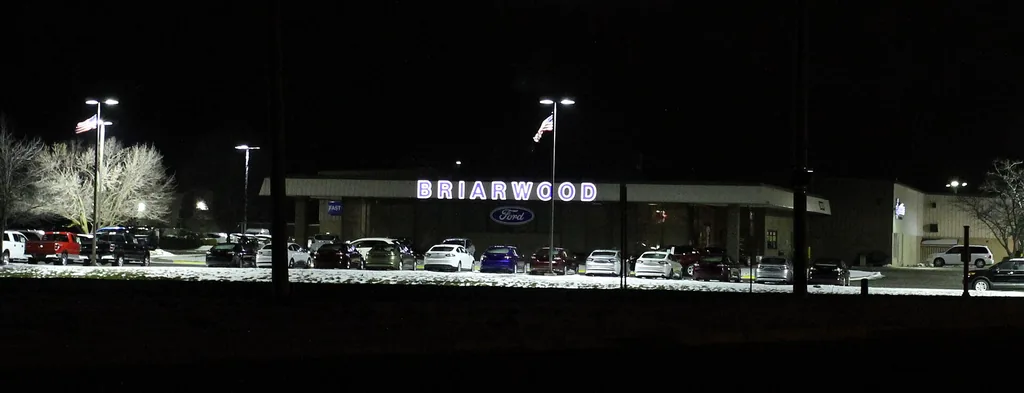 Ford dealership at night in Pittsfield Township, Michigan (Wikimedia Commons, CC BY 3.0)