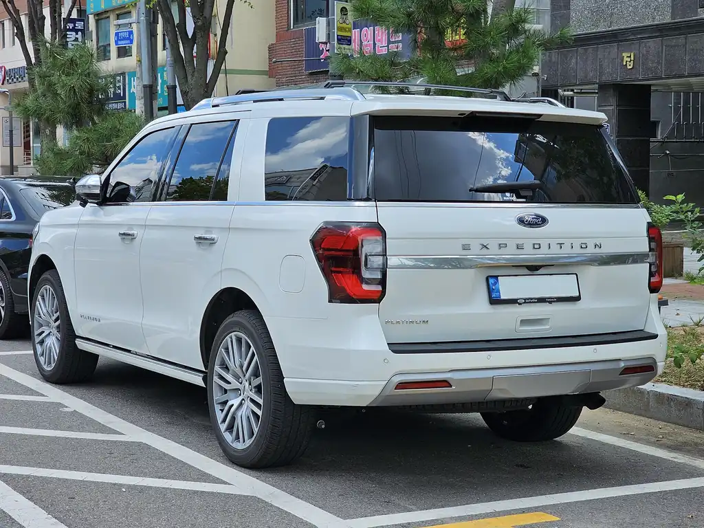 Ford Expedition Platinum (2022-2024 facelift) - rear 3/4 exterior