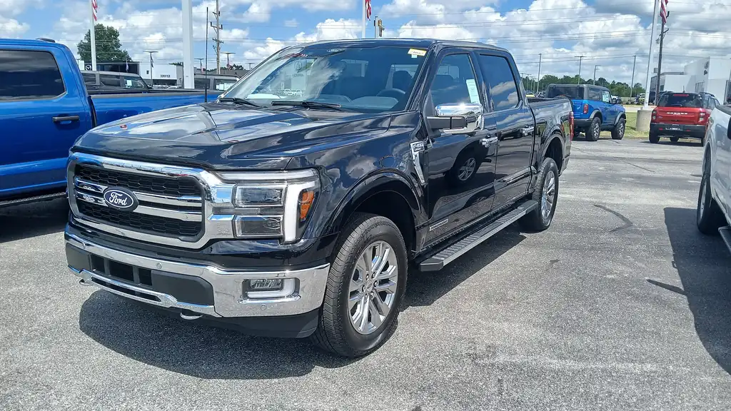 2024 Ford F-150 Lariat SuperCrew PowerBoost, front three-quarter view (current 14th generation, same as 2026-2027). Photo: Deathpallie325, CC BY 4.0, Wikimedia Commons