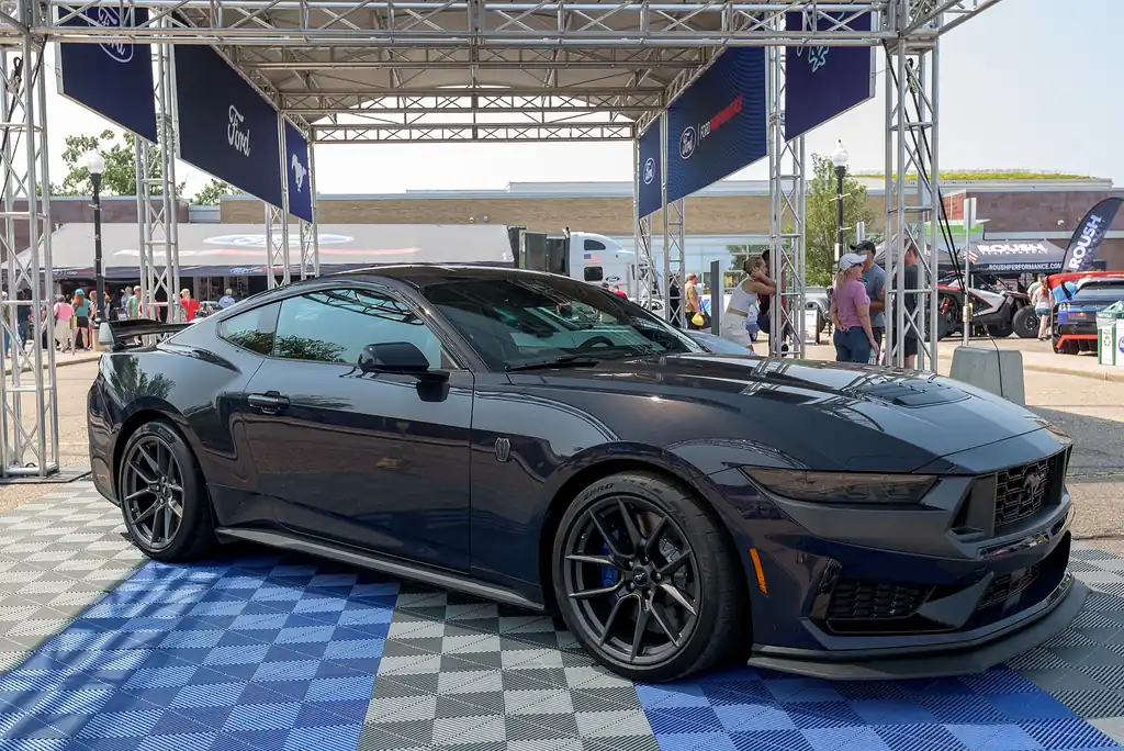 Ford Mustang Dark Horse vs Chevrolet Camaro ZL1 - Mustang Dark Horse, dark gray, front 3/4