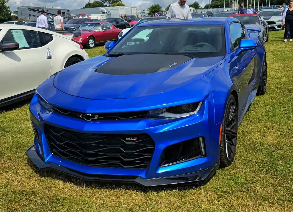 Ford Mustang Dark Horse vs Chevrolet Camaro ZL1 - Camaro ZL1 (6th gen facelift), blue, front 3/4