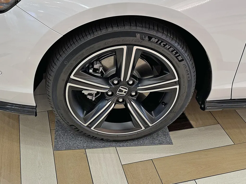 Honda Accord e:HEV (11th gen) - wheel and tire detail