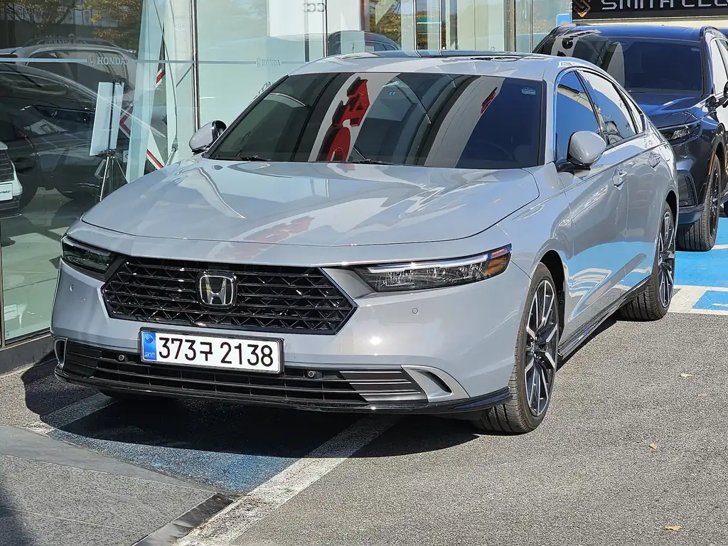 Honda Accord Hybrid Touring, 11th generation sedan in Urban Gray Pearl
