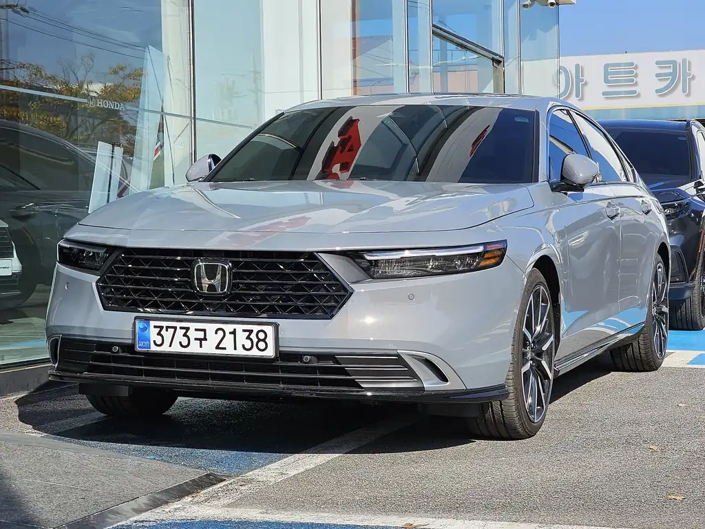 Honda Accord Hybrid Touring (current 11th generation, Korea-market car) in Urban Gray Pearl, front view. Photo: Damian B Oh, CC BY-SA 4.0, Wikimedia Commons