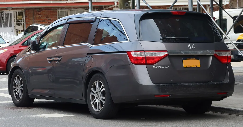 Honda Odyssey (4th gen RL5 pre-facelift, 2011-2013 MY) - rear 3/4 exterior, grey