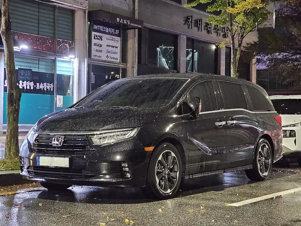 Honda Odyssey Elite (2021-2024 facelift) - rear 3/4 exterior, Crystal Black Pearl