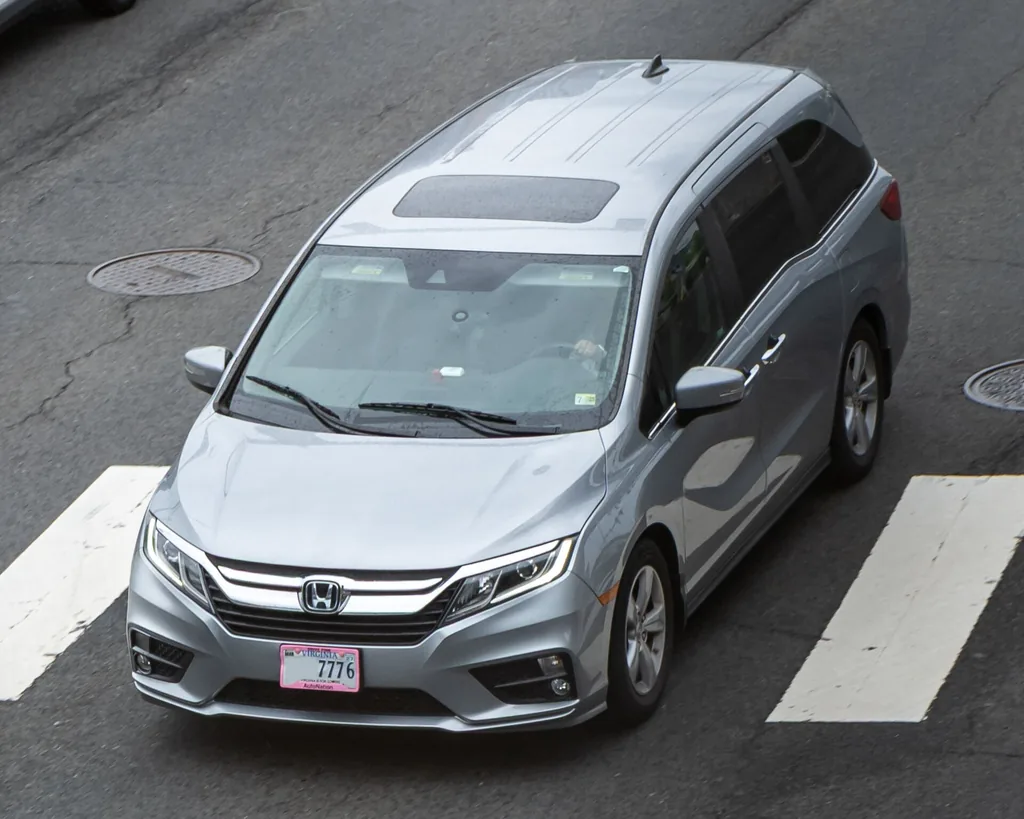 Honda Odyssey (RL6, 2018-2020 pre-facelift) - front 3/4 exterior, silver