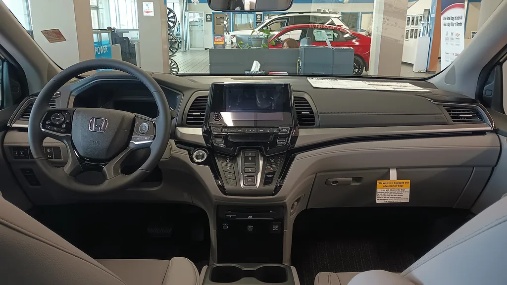Honda Odyssey Touring (RL6) - dashboard and front cabin