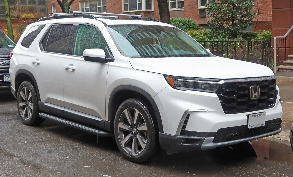 2023 Honda Pilot Touring, current fourth generation before the 2026 styling refresh (CC BY-SA 4.0, Wikimedia Commons)