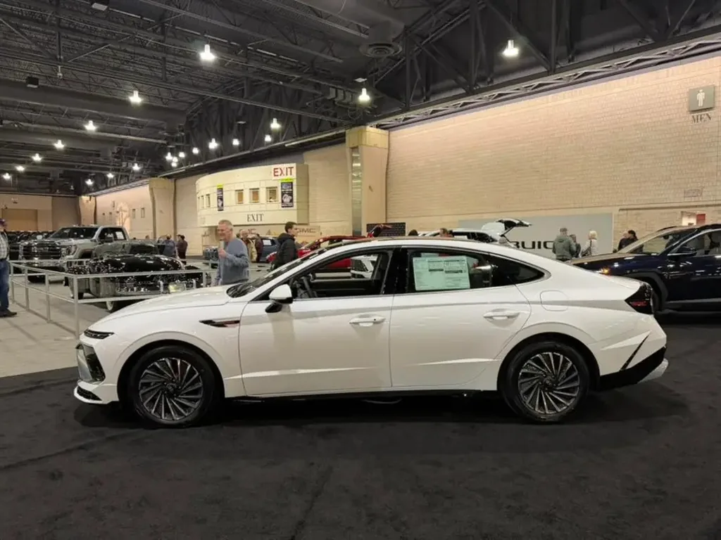 Hyundai Sonata (DN8 facelift) - side profile, auto show