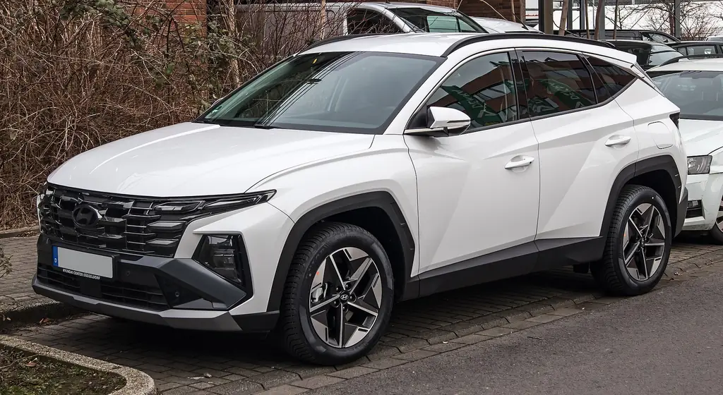 Hyundai Tucson 1.6 T-GDI PHEV (NX4 facelift) - front 3/4 exterior, white