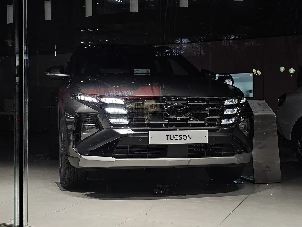 Hyundai Tucson Hybrid (NX4 facelift) - front exterior, Amazon Gray (showroom)