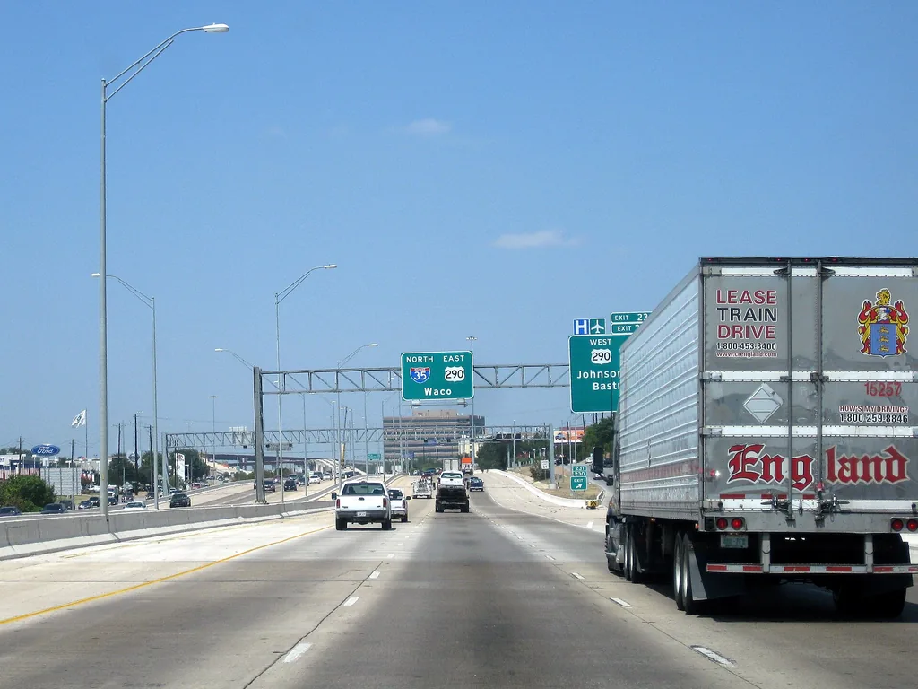 Interstate 35 northbound near Waco, Texas (Wikimedia Commons, CC BY-SA 3.0)