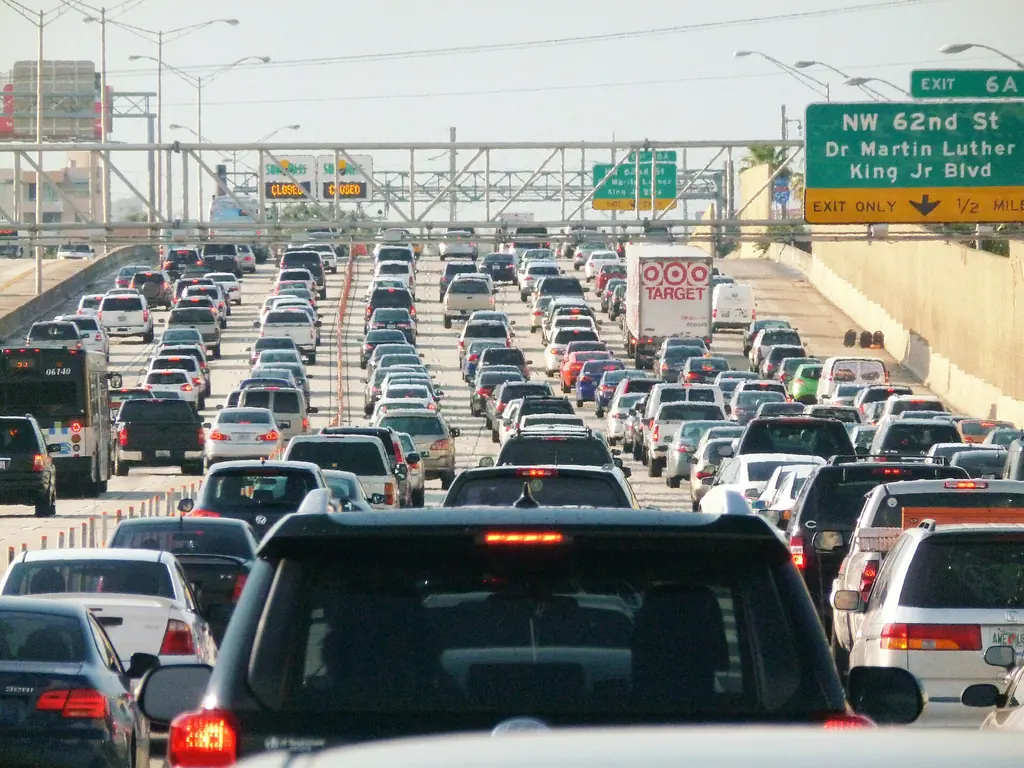 Rush-hour traffic on I-95 North in Miami (Wikimedia Commons, CC BY-SA 4.0)