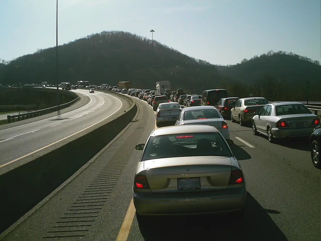 Traffic on Interstate 77 near Charleston, West Virginia (Wikimedia Commons, CC BY-SA 4.0)