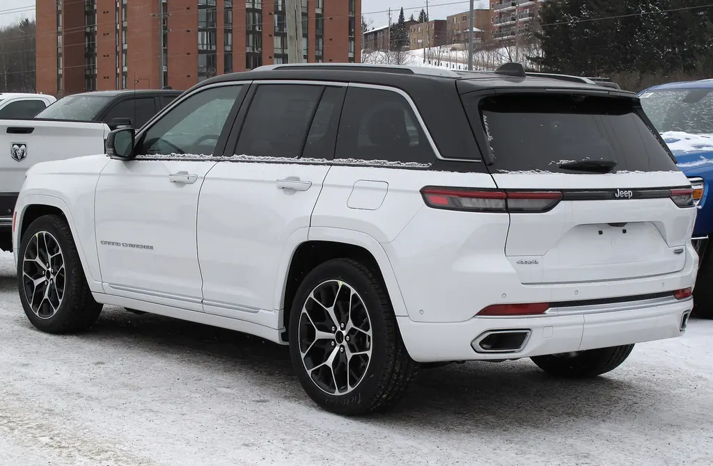 Jeep Grand Cherokee Summit Reserve (5th gen WL) - rear 3/4 exterior, Bright White